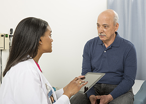 Un hombre habla con un proveedor de atención médica.