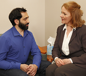 Hombre conversando con un profesional de salud mental.